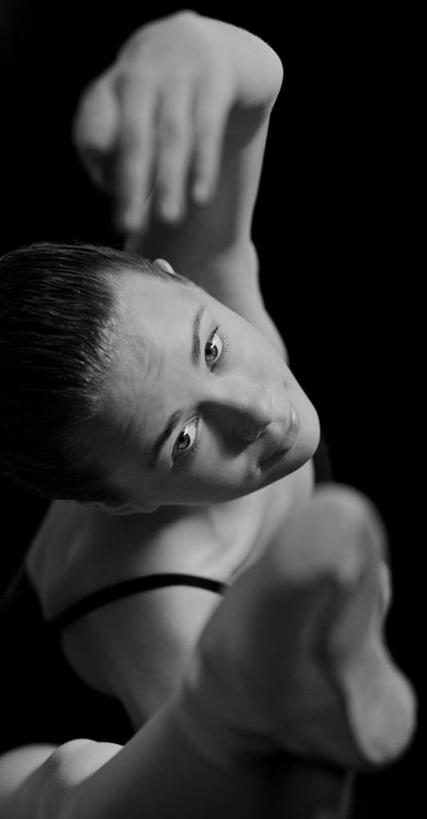 西方人,一个人,跳舞者,站,伸展双臂,竖图,俯视,室内,白天,跳舞,鞋子,欧洲,欧洲人,仅一个年轻女性,仅一个女性,仅一个人,训练,注视,看,站着,舞鞋,练习,关注,芭蕾舞鞋,舞姿,芭蕾鞋,演习,足尖鞋,操练,操演,实习,年轻女性,女人,女性,白种人,舞蹈家,舞蹈演员,舞者,敞开双臂,伸开双臂,抬头,仰头,展开双肩,站立,张开手臂,张开双臂,半身,彩图,高角度拍摄,舞蹈