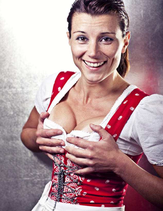 西方人,乳房,一个人,笑,摸,微笑,露齿笑,竖图,俯视,室内,白天,欧洲,欧洲人,仅一个年轻女性,仅一个女性,仅一个人,抚摸,灰色背景,服装,注视,休闲装,衣服,红色,观察,看,休闲,休闲服,抱胸,摄影,服饰,影棚,观看,察看,关注,乳沟,年轻女性,女人,女性,白种人,触摸,接触,抬头,仰头,半身,彩图,高角度拍摄,影棚拍摄,拍摄