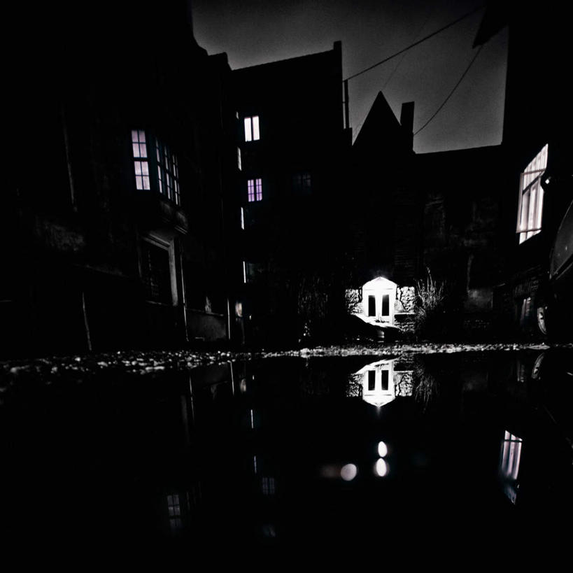 家,方图,黑白,室内,夜晚,仰视,度假,湖,湖泊,美景,水,城市风光,城市,欧洲,爱沙尼亚,电力,电线,线,房屋,屋子,湖面,景观,水流,水面,电能,首都,线路,娱乐,楼房,住宅,湖水,享受,休闲,景色,放松,电,电源,电源线,能量,东欧,爱沙尼亚共和国,塔林,半身,低角度拍摄,房子