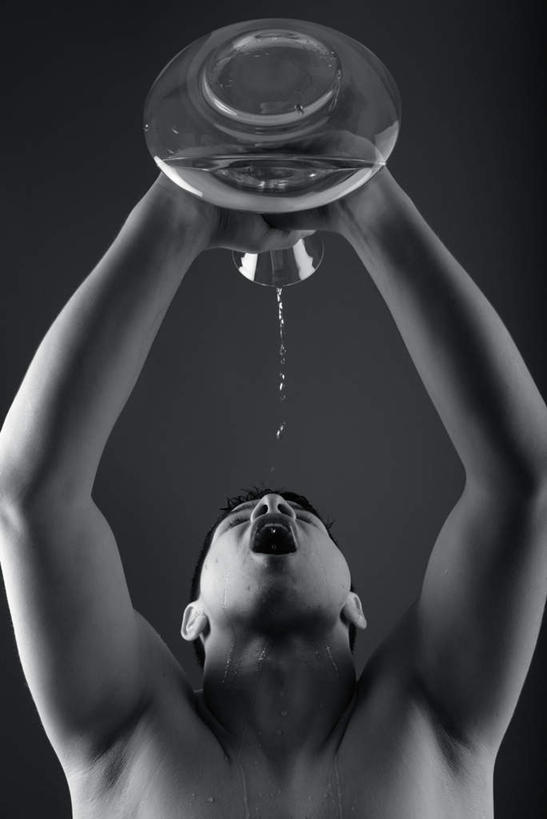 西方人,一个人,站,举,竖图,黑白,室内,白天,仰视,水,杯子,欧洲,欧洲人,仅一个男性,仅一个人,握,飞溅,灰色背景,溅,液体,水滴,拿,拿着,裸露,玻璃制品,水珠,仅一个年轻男性,水杯,托,站着,张嘴,握着,摄影,影棚,倾泻,倾注,喷洒,裸,张大嘴巴,泼洒,男人,男性,年轻男性,白种人,玻璃杯,张开嘴,举起,举手,举着,抬头,向上举,向上伸,向上托,仰头,站立,半身,低角度拍摄,影棚拍摄,拍摄