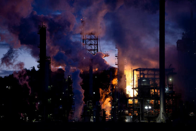 无人,工厂,横图,室外,夜晚,正面,度假,热情,美景,城市风光,城市,火,美国,围绕,火焰,景观,烟雾,燃烧,娱乐,享受,休闲,景色,放松,缭绕,北美,北美洲,美洲,旋绕,蒙大拿州,北亚美利加洲,亚美利加洲,蒙大拿,长空之乡,财富之州,萦绕,回绕,彩图,工地,制造厂