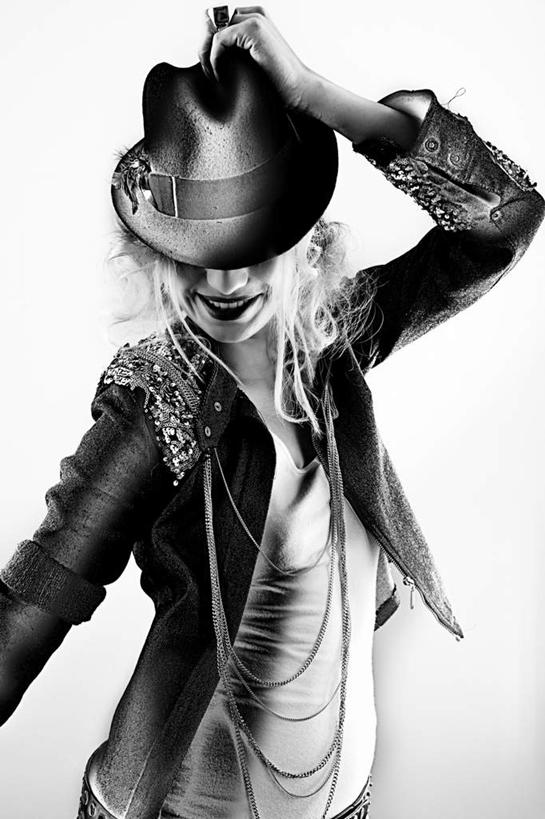 西方人,一个人,站,举,笑,微笑,露齿笑,竖图,黑白,室内,白天,白色背景,正面,帽子,项链,欧洲,欧洲人,仅一个年轻女性,仅一个女性,仅一个人,握,服装,装饰,拿,拿着,休闲装,礼帽,装饰品,衣服,饰品,首饰,托,站着,休闲,休闲服,模仿,握着,摄影,服饰,影棚,华丽,修饰,点缀,模拟,衬托,美观,雅致,雅观,仿照,年轻女性,女人,女性,白种人,举起,举手,举着,向上举,向上伸,向上托,站立,半身,影棚拍摄,拍摄