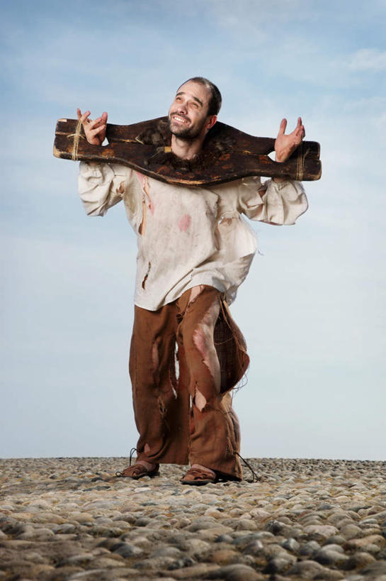 西方人,一个人,站,举,竖图,室外,白天,正面,手铐,欧洲,欧洲人,仅一个男性,仅一个人,仅一个中年男性,关闭,阴影,服装,光线,工具,影子,云,云朵,云彩,休闲装,破坏,破损,衣服,蓝色,白云,蓝天,天空,阳光,天,托,站着,休闲,休闲服,服饰,晴朗,禁止,悲伤,损坏,捕捉,逮捕,拘捕,束缚,限制,捕获,悲哀,警具,警械,押解,缉捕,搜捕,捉拿,拘留,拘系,拘押,拘禁,禁制,悲痛,哀思,悲恸,沉痛,男人,男性,中年男性,白种人,晴空,举起,举手,举着,向上举,向上伸,向上托,站立,彩图,全身,五指张开