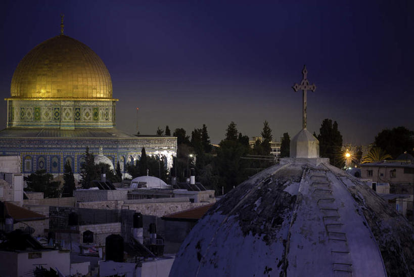 无人,横图,俯视,室外,夜晚,旅游,度假,名胜古迹,标志建筑,地标,建筑,路灯,照明,巴勒斯坦,亚洲,节日,遗迹,十字架,灯光,首都,古迹,文化,文物,娱乐,建设,古建筑,灯,蓝色,蓝天,天空,天,祈祷,享受,休闲,健康,旅游胜地,放松,许愿,宗教,信仰,晴朗,纪念,祈求,照亮,伊斯兰教,基督教,照明设备,天主教,清真寺,西亚,古文明,万里无云,巴勒斯坦国,耶路撒冷,岩石清真寺,圆顶清真寺,平安,晴空,晴空万里,彩图,高角度拍摄