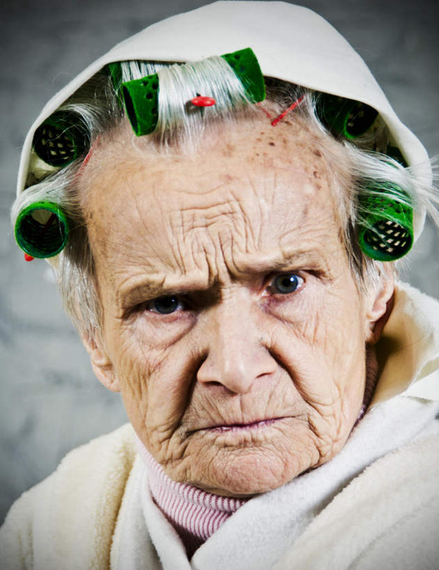 西方人,脸,头,脸颊,一个人,站,竖图,室内,特写,白天,正面,欧洲,欧洲人,仅一个女性,仅一个人,戴,注视,肩膀,绿色,观察,看,站着,仅一个老年女性,观看,卷发棒,卷发器,戴着,察看,关注,烫发器,苍老,衰老,朽迈,老年女性,女人,女性,白种人,头部,脸部,脸蛋,面部,站立,半身,彩图,浴衣