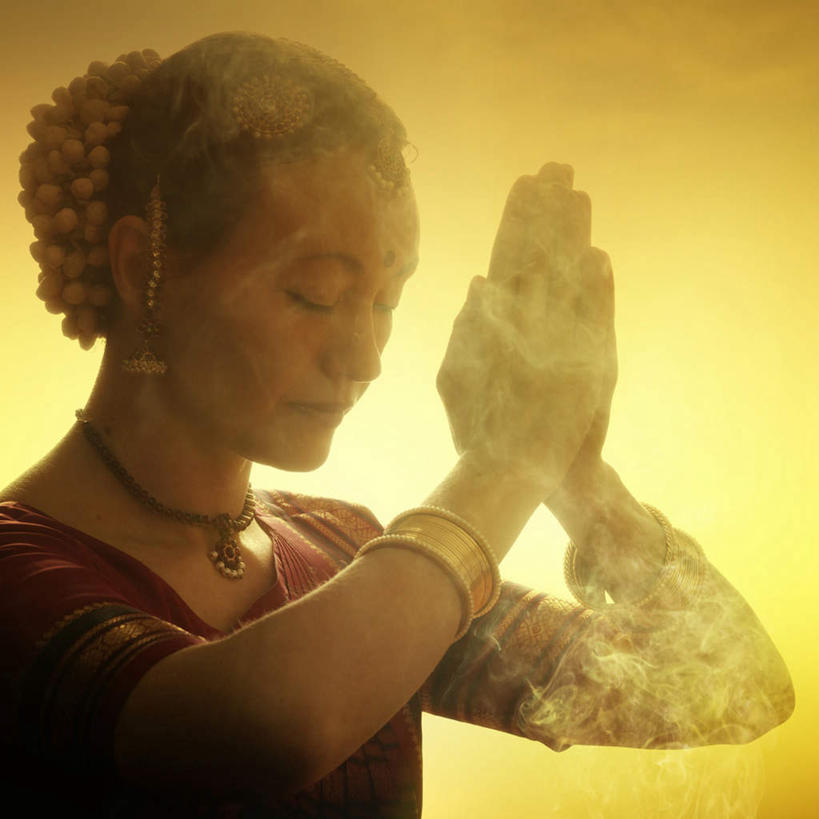 西方人,一个人,坐,闭眼,方图,室内,白天,侧面,蜡烛,欧洲,欧洲人,仅一个女性,仅一个人,节日,朦胧,模糊,围绕,烟雾,燃烧,祝福,文化,佛香,虔诚,香火,香烛,祈祷,双手合十,仅一个中年女性,健康,橙色,许愿,宗教,信仰,缭绕,烧香,纪念,祈求,感谢,旋绕,印度教,合十礼,合掌礼,合十,莲华合掌,感恩,萦绕,升腾,回绕,平安,女人,女性,中年女性,白种人,闭眼睛,闭着眼,闭着眼睛,坐着,半身,彩图