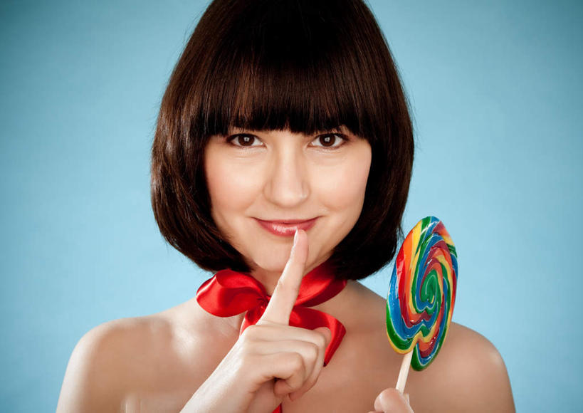 西方人,脸,头,脸颊,手,一个人,模特,站,笑,微笑,横图,彩色,室内,特写,白天,正面,欧洲,欧洲人,仅一个年轻女性,仅一个女性,仅一个人,一根,握,蓝色背景,丝绸,丝带,食品,糖,糖果,甜点,甜品,缎带,拿,拿着,注视,绸带,食物,红色,甜食,观察,看,站着,手部,手指,诱惑,打结,握着,遮,遮掩,摄影,影棚,观看,勾引,察看,掩盖,遮挡,关注,彩虹糖,遮盖,掩饰,引诱,尤物,年轻女性,女人,女性,白种人,头部,脸部,脸蛋,面部,模特儿,站立,半身,彩图,影棚拍摄,拍摄,佳丽,丽人,美人