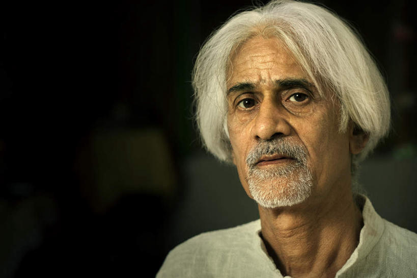 东方人,脸,头,脸颊,胡须,头发,一个人,站,横图,室内,特写,白天,正面,亚洲,仅一个男性,仅一个人,朦胧,模糊,注视,黄种人,白色,观察,看,站着,仅一个老年男性,观看,察看,关注,苍老,衰老,朽迈,老年男性,男人,男性,亚洲人,头部,胡子,络腮胡,脸部,脸蛋,面部,站立,半身,彩图