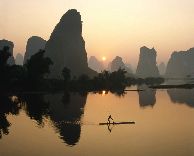 无人,横图,室外,白天,正面,旅游,度假,日出,河流,石头,美景,山,山脉,水,太阳,植物,桂林,中国,亚洲,平静,石子,河水,景观,山峰,水流,朝霞,晨曦,黎明,山峦,娱乐,树,树木,一只,绿色,倒影,天空,阳光,自然,群山,天,驾驶,享受,休闲,景色,放松,生长,成长,广西,宁静,漂流,倒映,自然风光,东亚,木排,木筏,广西壮族自治区,中华人民共和国,桂林市,桂,华南地区,反照,石块,岩石,朝阳,彩图,破晓