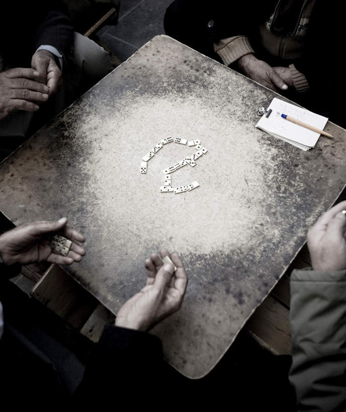 西方人,手,四个人,坐,举,竖图,俯视,黑白,室外,白天,游戏,赌博,贪欲,竞争,桌面,桌子,玩具,欧洲,欧洲人,一排,阴影,服装,整齐,反射,木制,笔,骰子,影子,办公用品,记事本,玩,休闲装,娱乐,刺激,文具,排列,衣服,本子,笔记本,木制品,学习用品,托,休闲,手部,休闲服,服饰,活动,文具用品,队列,发泄,消遣,智力,赌具,色子,投机,侥幸,欲望,投子,宣泄,男人,男性,年轻男性,白种人,举起,举手,举着,玩耍,嬉戏,向上举,向上伸,向上托,坐着,半身,高角度拍摄,胜负,输赢