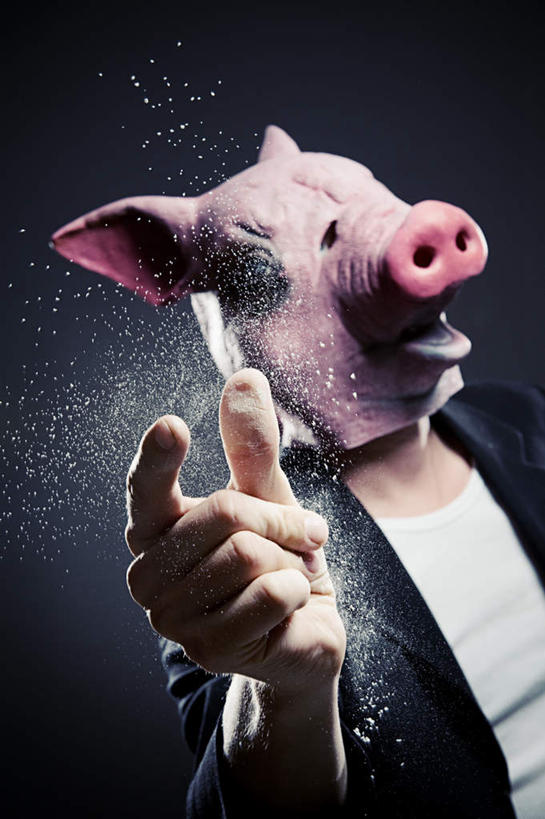 西方人,手,一个人,站,举,竖图,室内,白天,正面,猪,欧洲,欧洲人,仅一个男性,仅一个人,服装,装饰,尘埃,注视,休闲装,仅一个年轻男性,衣服,动物,观察,看,托,站着,休闲,手部,休闲服,家畜,服饰,牲畜,观看,华丽,修饰,灰尘,尘土,点缀,察看,关注,猪头,衬托,美观,雅致,雅观,男人,男性,年轻男性,白种人,举起,举手,举着,向上举,向上伸,向上托,站立,半身,彩图