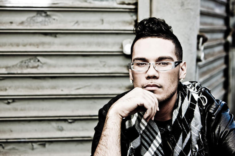 西方人,手,一个人,蹲,举,横图,室外,白天,正面,门,欧洲,欧洲人,仅一个男性,仅一个人,撑,阴影,服装,装饰,反射,眼镜,影子,墙,托腮,注视,休闲装,墙壁,墙面,仅一个年轻男性,衣服,围巾,门框,观察,看,托,休闲,温暖,手部,休闲服,服饰,围脖,观看,卷帘门,保暖,华丽,点缀,察看,御寒,关注,托下巴,近视眼镜,莫西干头,衬托,美观,雅致,雅观,男人,男性,年轻男性,白种人,蹲着,举起,举手,举着,向上举,向上伸,向上托,半身,彩图