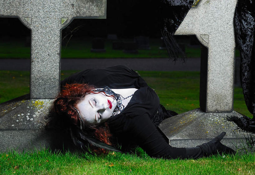 西方人,一个人,躺,闭眼,横图,室外,白天,正面,草地,草坪,植物,欧洲,欧洲人,仅一个年轻女性,仅一个女性,仅一个人,阴影,反射,影子,草,绿色,墓地,死亡,坟墓,陵墓,吸血鬼,演出服,坟场,殒命,灭亡,卧着,年轻女性,女人,女性,白种人,闭眼睛,闭着眼,闭着眼睛,躺着,卧,半身,彩图