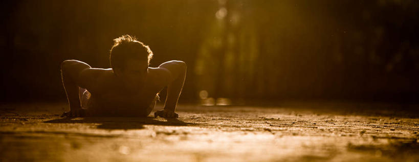 西方人,肌肉,健壮,一个人,俯卧撑,横图,室外,白天,正面,欧洲,欧洲人,仅一个男性,仅一个人,阴影,光线,影子,地面,注视,裸露,仅一个年轻男性,阳光,观察,看,趴着,健康,活力,力量,观看,青春,察看,强壮,关注,裸,男人,男性,年轻男性,白种人,趴,彩图,全身