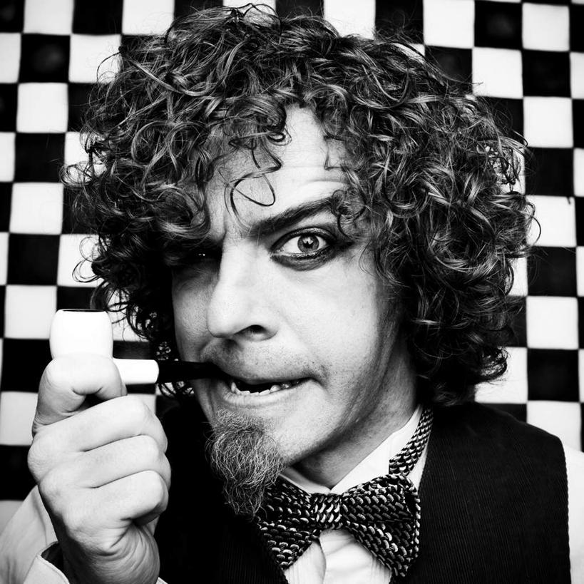 西方人,脸,头,脸颊,牙齿,一个人,站,方图,黑白,室内,特写,白天,正面,香烟,欧洲,欧洲人,仅一个男性,仅一个人,阴影,服装,装饰,反射,领结,影子,墙,注视,休闲装,墙壁,墙面,仅一个年轻男性,衣服,观察,看,站着,张嘴,休闲,休闲服,烟,眼影,服饰,观看,狰狞,华丽,修饰,点缀,察看,叼,关注,叼着,张大嘴巴,衬托,美观,雅致,雅观,男人,男性,年轻男性,白种人,头部,齿,脸部,脸蛋,面部,牙,牙龈,卷烟,烟草,纸烟,张开嘴,站立,半身