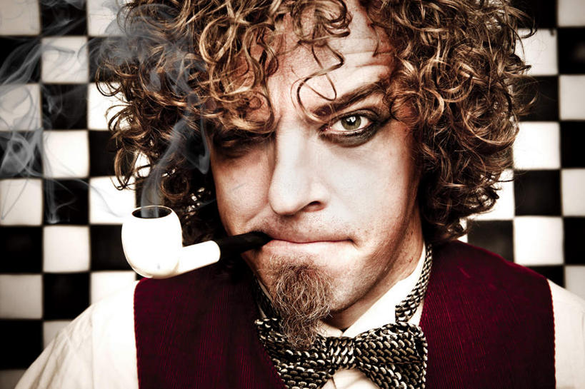 西方人,脸,头,脸颊,牙齿,一个人,站,横图,室内,特写,白天,正面,香烟,欧洲,欧洲人,仅一个男性,仅一个人,阴影,服装,装饰,反射,领结,影子,墙,注视,休闲装,墙壁,墙面,仅一个年轻男性,衣服,观察,看,站着,张嘴,休闲,休闲服,烟,眼影,服饰,观看,狰狞,华丽,修饰,点缀,察看,叼,关注,叼着,张大嘴巴,衬托,美观,雅致,雅观,男人,男性,年轻男性,白种人,头部,齿,脸部,脸蛋,面部,牙,牙龈,卷烟,烟草,纸烟,张开嘴,站立,半身,彩图