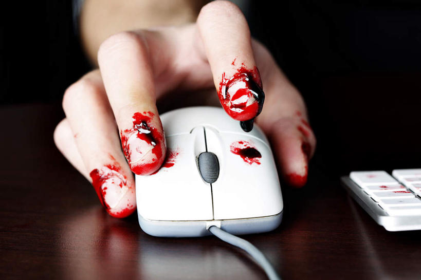 西方人,手,一个人,横图,俯视,室内,特写,白天,鼠标,键盘,桌子,欧洲,欧洲人,仅一个年轻女性,仅一个女性,仅一个人,握,朦胧,模糊,血,拿,拿着,输入设备,通讯设备,书桌,课桌,手部,握着,滴,通信设备,年轻女性,女人,女性,白种人,半身,彩图,高角度拍摄