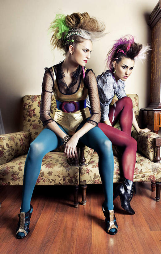 西方人,两个人,坐,竖图,室内,白天,正面,地板,沙发,欧洲,欧洲人,一排,服装,整齐,造型,地面,注视,休闲装,木地板,排列,衣服,观察,看,休闲,休闲服,服饰,观看,察看,队列,关注,布艺沙发,年轻女性,女人,女性,白种人,发型,坐着,彩图,全身