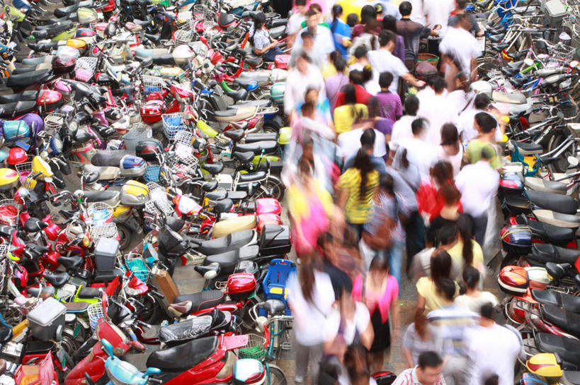 东方人,走,横图,俯视,室外,白天,摩托车,亚洲,一排,朦胧,模糊,整齐,许多人,黄种人,车,排列,交通工具,一群人,队列,载具,亚洲人,步行,散步,走路,半身,彩图,高角度拍摄