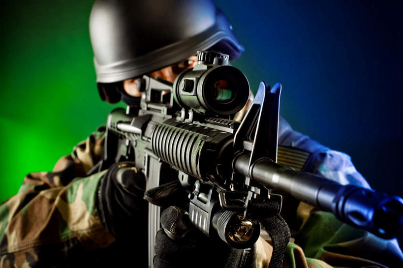 西方人,一个人,站,横图,室内,白天,正面,制服,帽子,欧洲,欧洲人,仅一个男性,仅一个人,士兵,握,绿色背景,阴影,光线,枪,头盔,影子,灯光,拿,拿着,仅一个年轻男性,安全帽,站着,握着,摄影,影棚,瞄准,男人,男性,年轻男性,白种人,站立,半身,彩图,影棚拍摄,拍摄