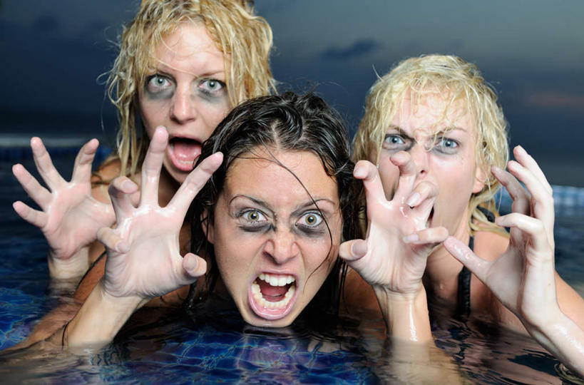 西方人,脸,头,脸颊,三个人,体育馆,游泳池,举,横图,室外,白天,正面,水,欧洲,欧洲人,水池,水面,注视,泳池,观察,看,托,张嘴,观看,察看,游泳馆,关注,张大嘴巴,恐吓,吓唬,年轻女性,女人,女性,白种人,头部,脸部,脸蛋,面部,张开嘴,举起,举手,举着,向上举,向上伸,向上托,半身,彩图