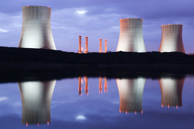 无人,工厂,横图,室外,白天,仰视,烟囱,河流,水,一排,阴影,整齐,光线,影子,河水,水流,云,云朵,灯光,云彩,排列,蓝色,白云,倒影,蓝天,天空,天,晴朗,倒映,队列,冷却塔,反照,晴空,彩图,低角度拍摄,工地,制造厂