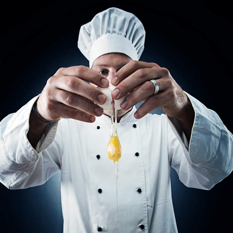 西方人,一个人,厨师,站,方图,室内,白天,正面,爱情,烹饪,帽子,欧洲,欧洲人,仅一个男性,仅一个人,仅一个中年男性,拉扯,握,黑色背景,蛋,鸡蛋,背光,浪漫,拿,拿着,注视,装饰品,戒指,饰品,首饰,观察,看,站着,恩爱,握着,摄影,影棚,观看,信物,察看,权利,关注,厨师帽,逆光,草鸡蛋,手饰,卵,男人,男性,中年男性,白种人,厨师长,厨子,大厨,主厨,烹调,站立,半身,彩图,影棚拍摄,拍摄