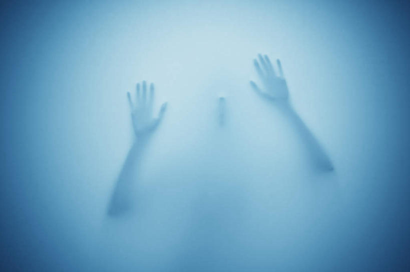 西方人,手,一个人,站,摸,横图,室内,白天,留白,正面,玻璃,欧洲,欧洲人,仅一个年轻女性,仅一个女性,仅一个人,抚摸,阴影,朦胧,模糊,反射,影子,玻璃制品,站着,手部,怪异,独特,年轻女性,女人,女性,白种人,触摸,接触,站立,半身,彩图