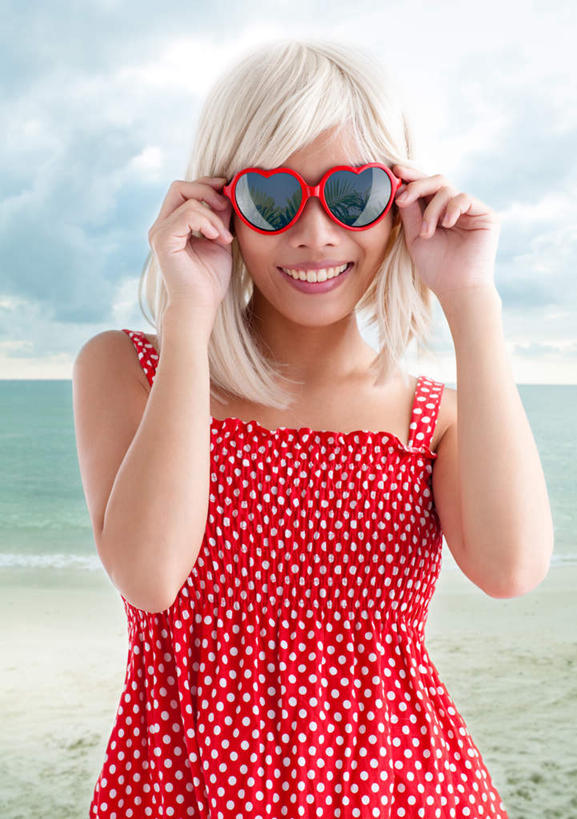 西方人,一个人,笑,微笑,露齿笑,竖图,室内,白天,正面,沙滩,欧洲,欧洲人,仅一个年轻女性,仅一个女性,仅一个人,握,墨镜,沙子,眼镜,海岸,云,云朵,沙地,拿,云彩,拿着,蓝色,白云,蓝天,天空,太阳镜,太阳眼镜,天,遮阳镜,可爱,握着,晴朗,心爱,年轻女性,女人,女性,白种人,海滩,晴空,半身,彩图