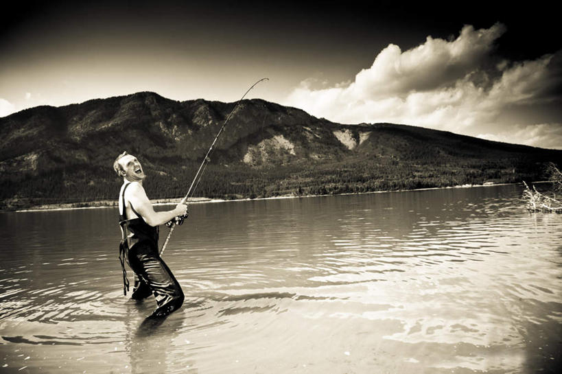 西方人,一个人,渔夫,站,笑,大笑,横图,室内,白天,正面,兴奋,河流,山,山脉,水,钓鱼竿,欧洲,欧洲人,仅一个男性,仅一个人,握,河水,山峰,水流,乌云,云,阴天,云朵,山峦,云彩,仅一个年轻男性,天空,群山,天,站着,张嘴,握着,渔具,昏暗,阴沉,张大嘴巴,哈哈大笑,男人,男性,年轻男性,白种人,捕鱼人,打鱼人,钓竿,鱼竿,张开嘴,站立,半身,彩图,钓鱼,高兴,狂笑