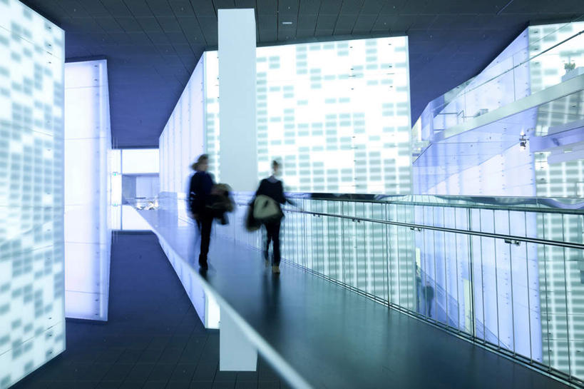 西方人,商务人士,商务男性,家,走,横图,室内,白天,正面,衬衫,天花板,照明,欧洲,欧洲人,套装,朦胧,模糊,房屋,屋子,公寓,走道,走廊,过道,灯光,洋房,楼房,住宅,灯,楼层,灯具,射灯,照亮,照明设备,商务装,工薪阶层,白种人,白领,上班族,步行,散步,走路,半身,彩图,衬衣,房子