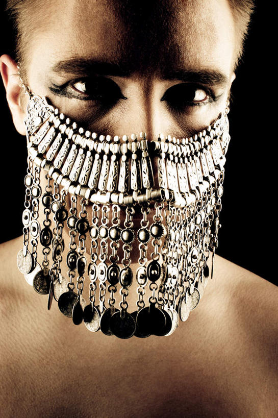 西方人,脸,头,脸颊,一个人,竖图,室内,特写,白天,正面,金属制品,欧洲,欧洲人,仅一个男性,仅一个人,金属,注视,仅一个年轻男性,口罩,观察,看,遮,遮掩,观看,察看,掩盖,遮挡,关注,遮盖,掩饰,男人,男性,年轻男性,白种人,头部,脸部,脸蛋,面部,半身,彩图