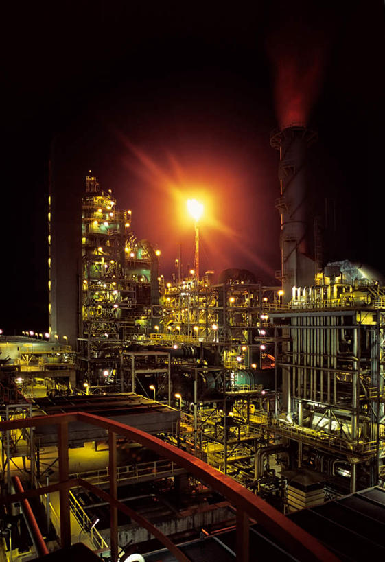 无人,家,竖图,室外,夜晚,正面,科技,窗户,落地窗,橱窗,道路,电梯,路灯,金属制品,照明,金属,房屋,屋子,公寓,灯光,运输工具,洋房,楼房,玻璃窗,住宅,灯,天空,楼层,天,升降梯,照亮,照明设备,玻璃橱窗,彩图,房子,升降设备