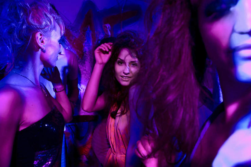 西方人,伙伴,朋友,跳舞者,横图,室内,夜晚,正面,友谊,欧洲,欧洲人,许多人,拥挤,注视,观察,看,一群人,观看,舞厅,察看,关注,友情,男人,男性,年轻男性,年轻女性,女人,女性,白种人,舞蹈家,舞蹈演员,舞者,半身,彩图