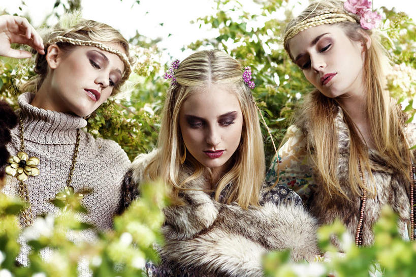 西方人,头发,三个人,公园,花园,横图,室外,特写,白天,正面,花圃,森林,欧洲,欧洲人,注视,针织衫,低头,观察,看,金色,观看,麻花辫,察看,皮草,关注,尤物,年轻女性,女人,女性,白种人,长发,小花园,举手,半身,彩图,佳丽,丽人,美人