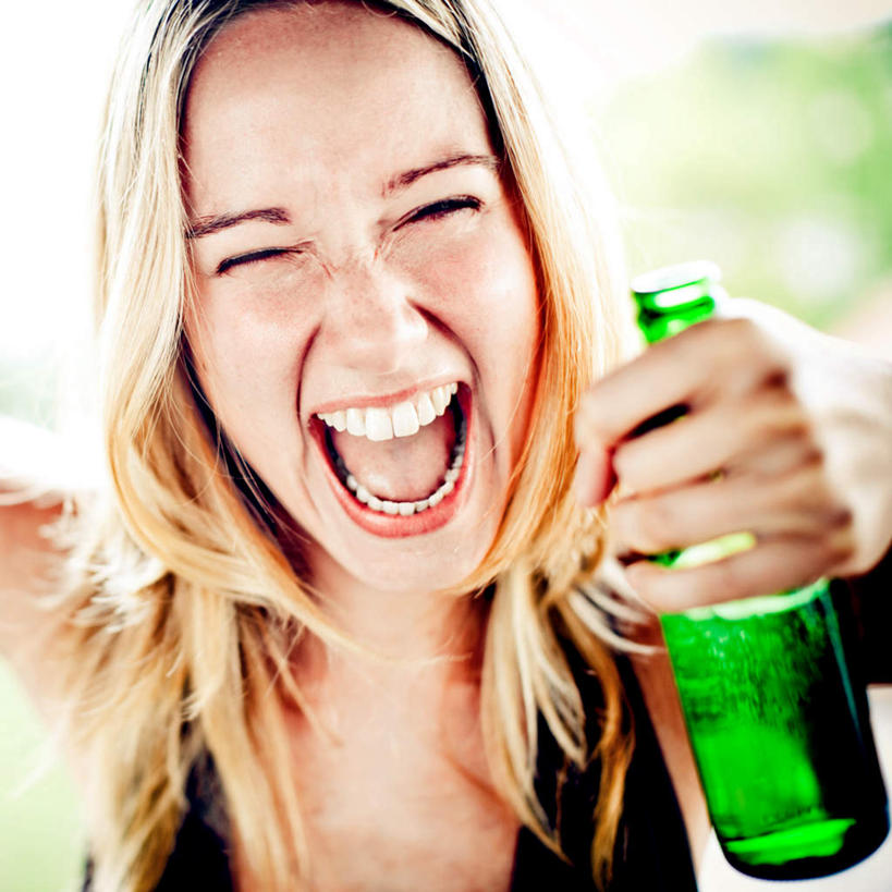 啤酒,西方人,脸,头,脸颊,头发,一个人,笑,大笑,横图,俯视,室外,特写,白天,兴奋,欧洲,欧洲人,仅一个年轻女性,仅一个女性,仅一个人,握,酒类,拿,拿着,酒,饮料,张嘴,金色,狂欢,握着,欢快,张大嘴巴,哈哈大笑,欢喜,欢欣,欢畅,年轻女性,女人,女性,白种人,头部,脸部,脸蛋,面部,张开嘴,半身,彩图,高角度拍摄,高兴,欢乐,狂笑