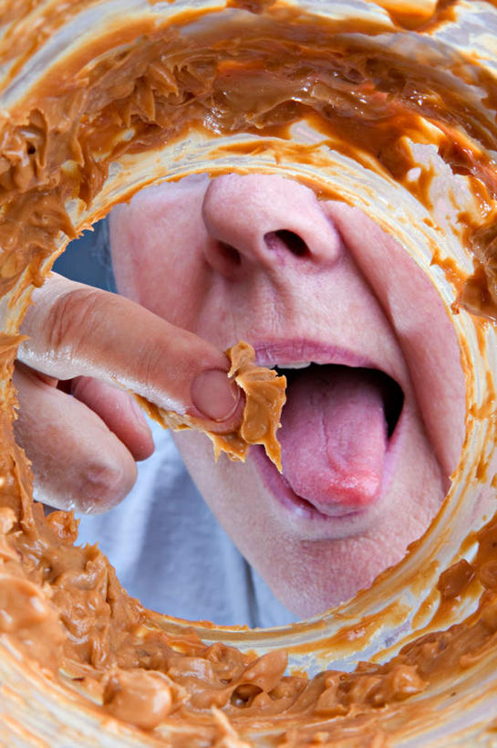 西方人,儿童,脸,头,脸颊,手,一个人,吃,竖图,室内,特写,白天,仰视,纯洁,欧洲,欧洲人,仅一个男性,仅一个人,罐子,蘸,玻璃制品,小孩,玻璃瓶,瓶子,张嘴,仅一个小孩,手部,手指,花生酱,可爱,童年,童趣,舔,馋,张大嘴巴,童真,烂漫,无邪,天真,男孩,男人,男性,白种人,孩子,头部,脸部,脸蛋,面部,张开嘴,食,半身,彩图,低角度拍摄,男生