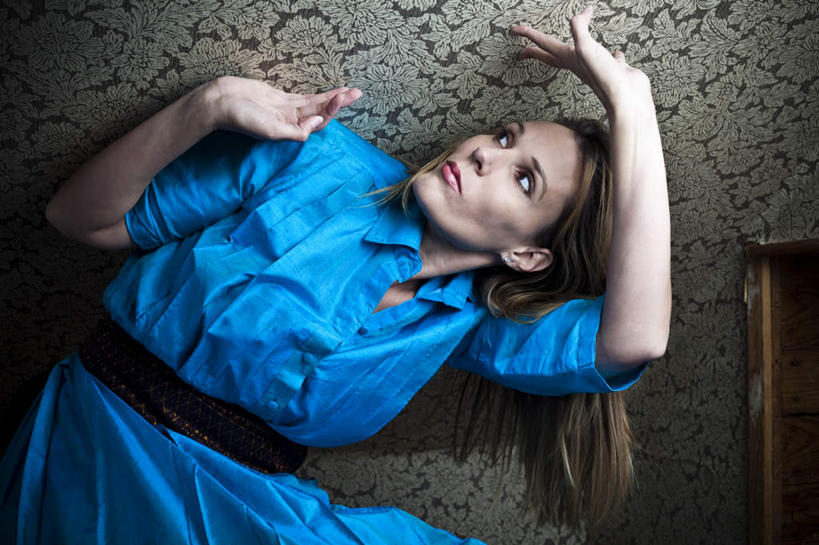 西方人,头发,一个人,横图,室内,白天,正面,裙子,壁纸,阁楼,欧洲,欧洲人,仅一个年轻女性,仅一个女性,仅一个人,弯腰,花纹,连衣裙,蓝色,金色,伸手,斜视,斑纹,弯身,年轻女性,女人,女性,白种人,墙纸,半身,彩图