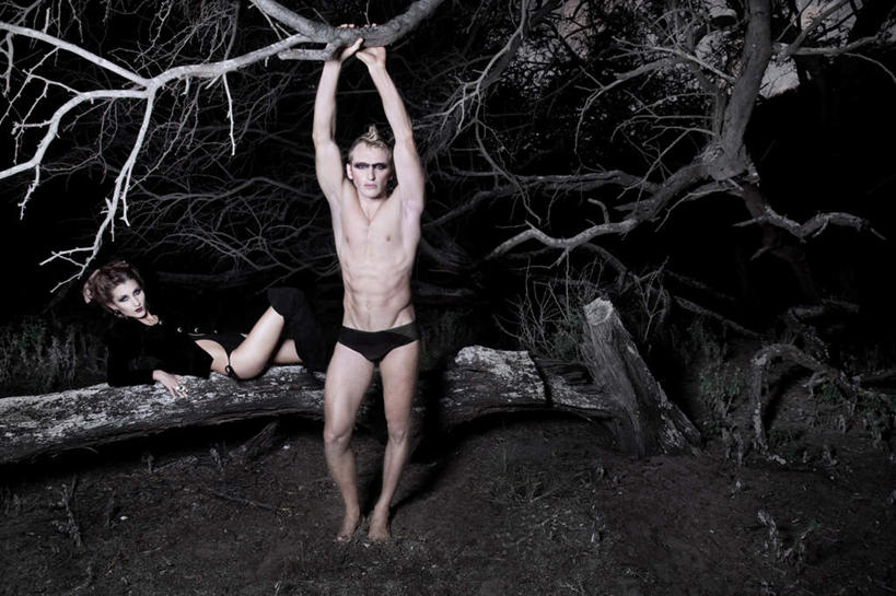 西方人,裸体,两个人,站,躺,横图,室外,白天,正面,泳装,爱情,森林,植物,项链,欧洲,欧洲人,枝条,浪漫,手叉腰,装饰品,树,树木,树枝,黑色,饰品,首饰,叉腰,站着,温暖,温馨,恩爱,恋人,和睦,烟熏妆,连体泳衣,虬枝,枝杈,赤身,卧着,男人,男性,年轻男性,年轻女性,女人,女性,白种人,情侣,躺着,卧,站立,彩图,全身,泳衣,伴侣,融洽