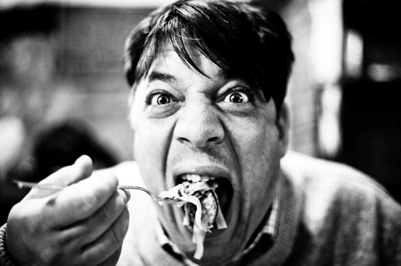 意大利面,西方人,脸,头,脸颊,一个人,餐厅,吃,横图,黑白,室内,特写,白天,正面,欧洲,欧洲人,仅一个男性,仅一个人,仅一个中年男性,叉,食品,食物,张嘴,瞪眼,怒视,张大嘴巴,男人,男性,中年男性,白种人,头部,脸部,脸蛋,面部,张开嘴,嚼,食,半身,餐馆,饭店,饭馆