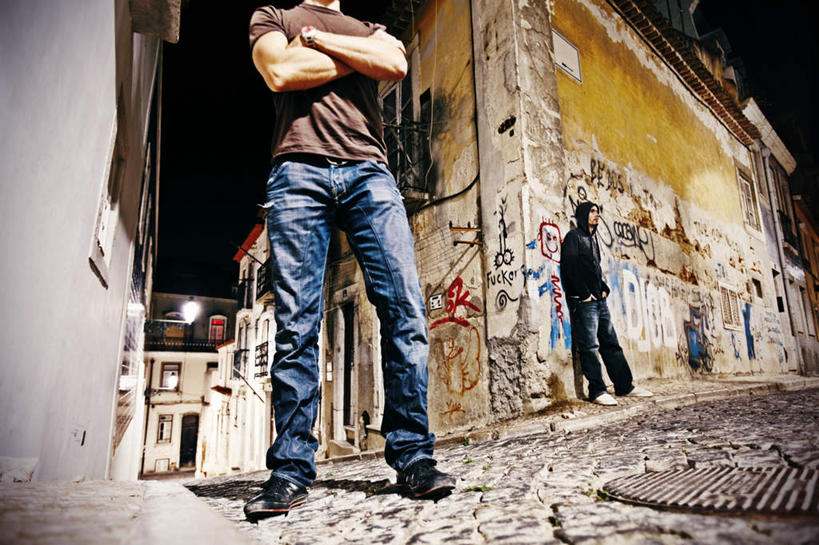 西方人,两个人,牛仔,家,站,横图,室外,夜晚,正面,抽象,绘画,照明,欧洲,欧洲人,艺术,彩绘,图案,房屋,墙,屋子,井盖,灯光,艺术品,古典,摇滚,文化,楼房,吊灯,墙壁,墙面,住宅,灯,工艺品,灯具,品味,站着,概念,照亮,美术,高雅,照明设备,美学,图文,男人,男性,年轻男性,白种人,牧牛工,牧牛人,牧童,站立,半身,彩图,涂鸦,房子