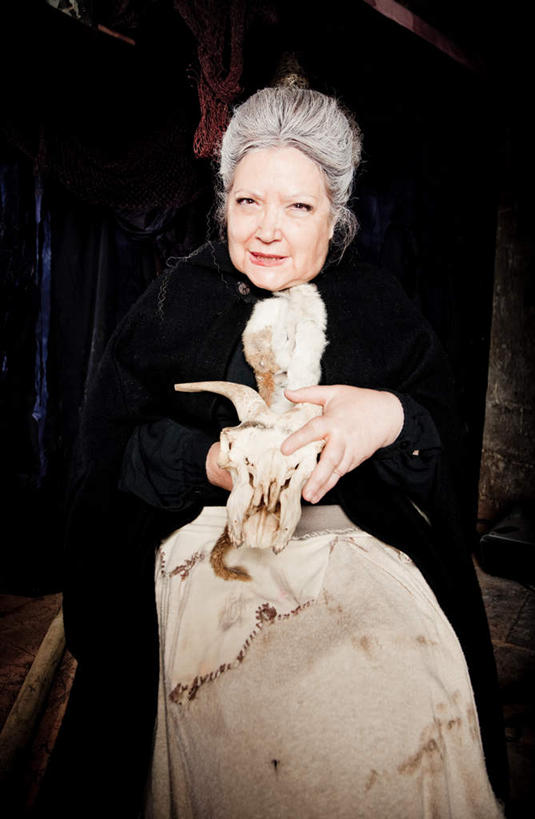 西方人,脸,头,脸颊,一个人,家,坐,捧,竖图,室内,特写,白天,正面,神秘,欧洲,欧洲人,仅一个女性,仅一个人,标本,房屋,屋子,楼房,住宅,黑色,动物,仅一个老年女性,诡异,惊恐,怪异,死亡,秘密,奥秘,独特,惊骇,躯体,惶恐,恐惧,老年女性,女人,女性,白种人,头部,脸部,脸蛋,面部,端,端着,捧着,手捧,坐着,半身,彩图,房子