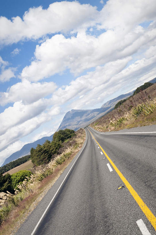 无人,竖图,室外,白天,正面,旅游,度假,草地,草坪,火山,美景,山,山脉,田园,植物,道路,路,公路,景观,山峰,云,云朵,交通,山峦,云彩,娱乐,草,树,树木,蓝色,绿色,白云,蓝天,天空,自然,群山,天,享受,休闲,景色,放松,生长,成长,自然风光,遥远,活火山,死火山,休眠火山,马路,彩图