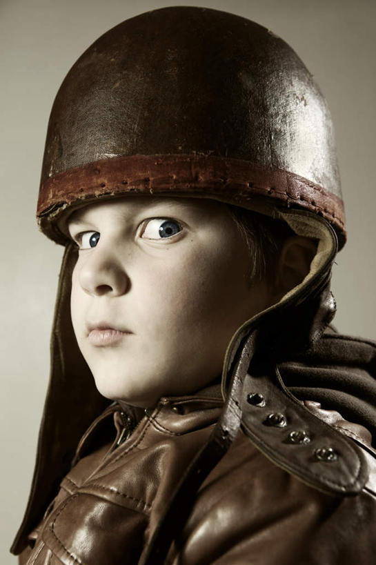 西方人,儿童,脸,头,眼睛,脸颊,眉毛,睫毛,一个人,竖图,室内,特写,白天,侧面,纯洁,复古,帽子,欧洲,欧洲人,瞳孔,仅一个男性,仅一个人,棕色背景,陈旧,棕色,皮革,古典,小孩,蓝色,仅一个小孩,可爱,童年,童趣,眼部,摄影,军帽,影棚,夹克,瞪眼,怒视,童真,烂漫,无邪,茄克,天真,男孩,男人,男性,白种人,孩子,头部,睫,脸部,脸蛋,眉,面部,眼,眼睫毛,眼眉,半身,彩图,影棚拍摄,拍摄,眼眉毛,男生