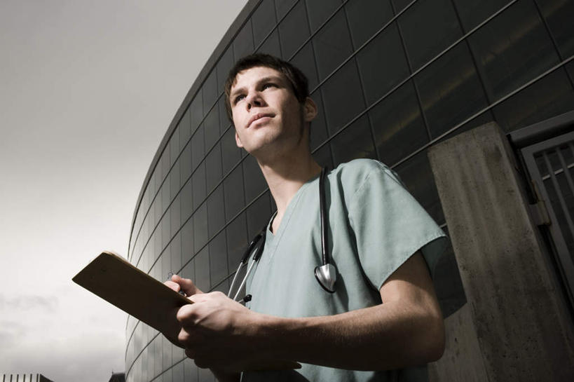 西方人,一个人,医生,医院,微笑,横图,室内,白天,仰视,工作服,制服,欧洲,欧洲人,仅一个男性,仅一个人,仅一个年轻男性,医护人员,医疗人员,服务,护理,照顾,记录板,记事板,医疗机构,工作制服,男人,男性,年轻男性,白种人,大夫,半身,彩图,低角度拍摄,工作套服,病院,诊所