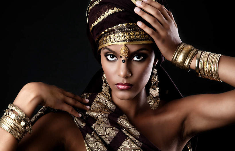 西方人,脸,头,脸颊,手,一个人,横图,室内,特写,白天,正面,欧洲,非洲,黑人,欧洲人,仅一个年轻女性,仅一个女性,仅一个人,黑色背景,头巾,头饰,古铜色,首饰,手部,摄影,手镯,影棚,穆斯林,金饰,年轻女性,女人,女性,非洲人,头部,脸部,脸蛋,面部,半身,彩图,影棚拍摄,拍摄