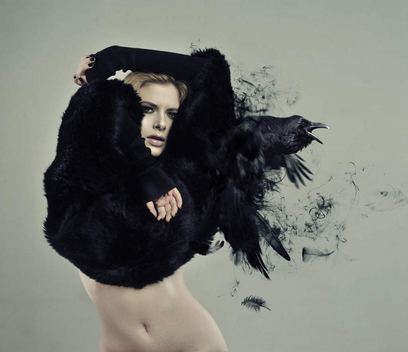 西方人,一个人,横图,室内,白天,正面,蒙太奇,毛衣,羽毛,欧洲,欧洲人,仅一个年轻女性,仅一个女性,仅一个人,抱头,灰色背景,漂浮,轻盈,柔软,飘扬,飘落,摄影,影棚,下沉,乌鸦,降落,苗条,轻柔,捧首,捧头,飘零,修长,尤物,年轻女性,女人,女性,白种人,半身,彩图,影棚拍摄,绒衣,套衫,套头毛衣,线衣,拍摄,佳丽,丽人,美人