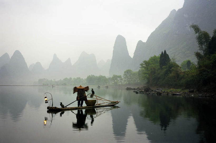 渔夫,横图,俯视,室外,白天,湖,湖泊,山,山脉,水,雾,鸟,照明,桂林,中国,亚洲,一排,竹制,朦胧,模糊,整齐,编织,鸟类,竹排,湖面,山峰,水流,水面,灯光,运输工具,山峦,渔翁,竹筏,灯,斗笠,排列,倒影,灯具,交通工具,湖水,群山,广西,竹条,照亮,迷雾,倒映,竹制品,照明设备,队列,载具,油灯,东亚,蓑衣,广西壮族自治区,中华人民共和国,桂林市,桂,华南地区,反照,水上交通工具,笠帽,捕鱼人,打鱼人,大雾,彩图,高角度拍摄,全身