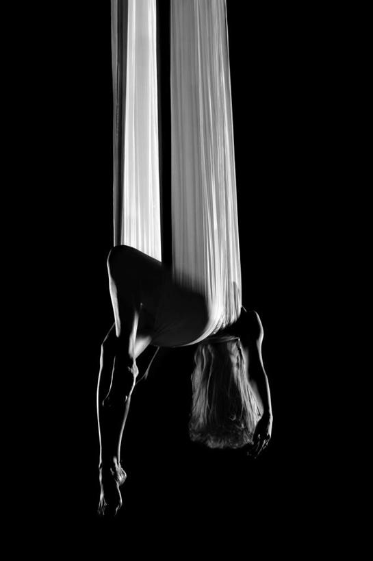 西方人,裸体,一个人,竖图,室内,白天,正面,欧洲,欧洲人,仅一个年轻女性,仅一个女性,仅一个人,吊挂,悬挂,摇摆,黑色背景,布料,挂,腰带,裸露,杂技,白色,摄影,影棚,赤裸,裸,杂耍,赤身,年轻女性,女人,女性,白种人,彩图,全身,影棚拍摄,拍摄