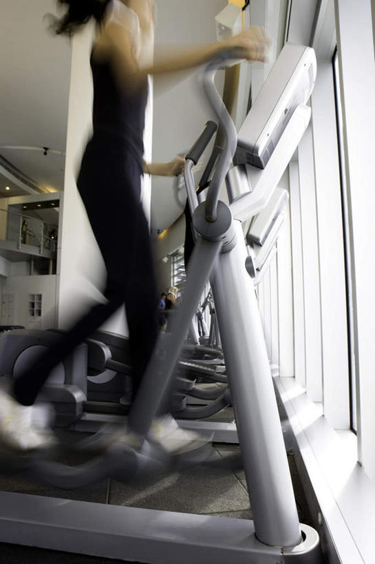 西方人,一个人,健身房,跑,竖图,室内,白天,侧面,锻炼,运动,欧洲,欧洲人,仅一个年轻女性,仅一个女性,仅一个人,服装,朦胧,模糊,休闲装,运动器械,衣服,休闲,休闲服,健身器械,服饰,健身器材,体育,年轻女性,女人,女性,白种人,跑步,半身,彩图,健身,健身馆,运动器材,跑步机